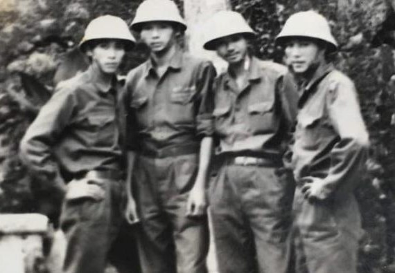 Ảnh thời quân ngũ của bộ tứ nghệ sĩ gạo cội miền Bắc bất ngờ gây sốt trở lại