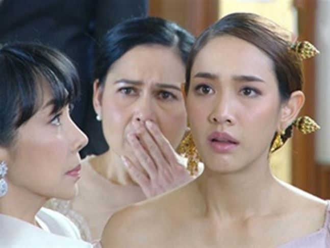 Sinh nhật mừng tuổi 60, bố chồng đòi tổ chức hoành tráng ở nhà, rồi dắt đến một người khiến cả nhà 'trố mắt nhìn', chân không đứng vững nữa