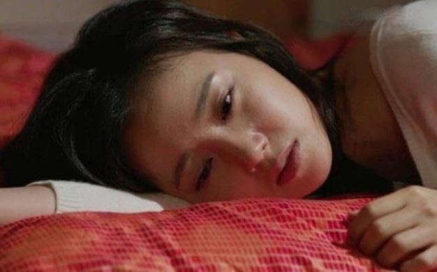 Vô tình thấy chồng để lại một dòng bình luận trên Facebook, lấy điện thoại điều tra, tôi bàng hoàng vì điều giấu 2 năm