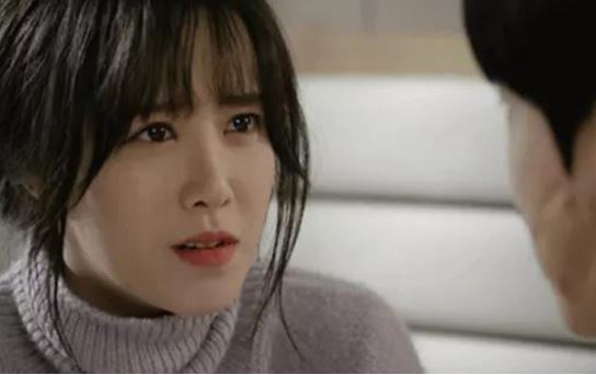 Vừa bước ra khỏi tòa ly hôn, chồng vung tay ném vào người tôi cái ba lô đen xì, mở ra xem thứ bên trong mà tôi bàng hoàng chết lặng