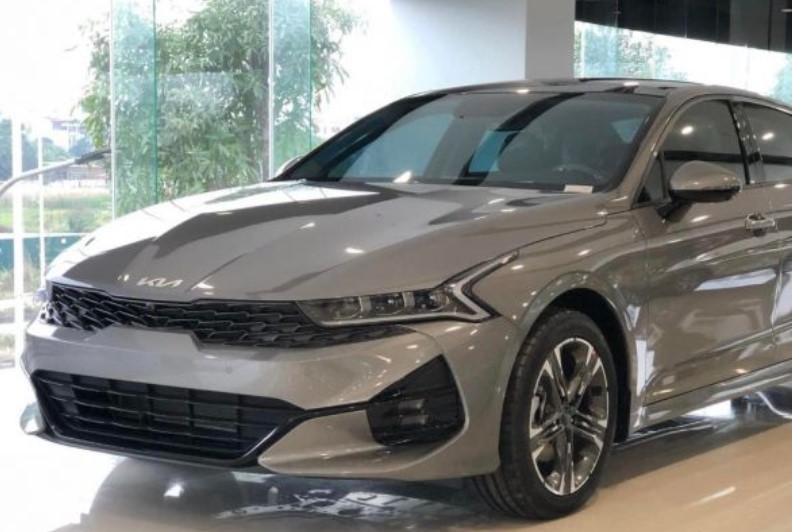 Giá lăn bánh xe Kia K5  giữa tháng 8/2024 ‘rẻ như cho’, hứa hẹn khiến Toyota Camry ‘thất sủng’