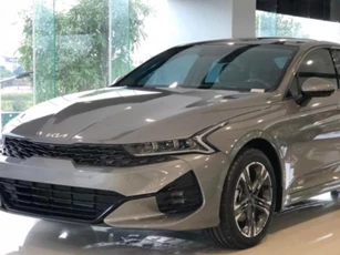 Giá lăn bánh xe Kia K5  giữa tháng 8/2024 ‘rẻ như cho’, hứa hẹn khiến Toyota Camry ‘thất sủng’