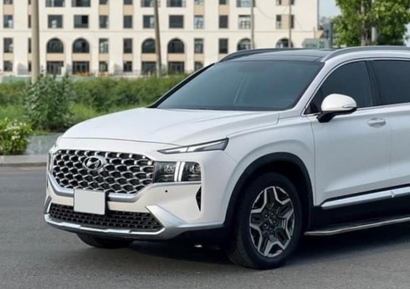 Lăn bánh 3 năm, Hyundai Santa Fe chạy lướt rao bán lại với giá ngỡ ngàng