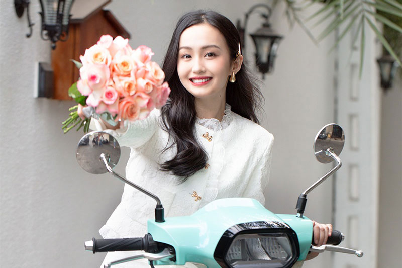 V&#x1EBB; &#x111;&#x1EB9;p r&#x1EA1;ng ng&#x1EDD;i c&#x1EE7;a m&#x1EF9; nh&#xE2;n b&#xEA;n xe tay ga