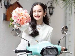 Vẻ đẹp rạng ngời của mỹ nhân bên xe tay ga