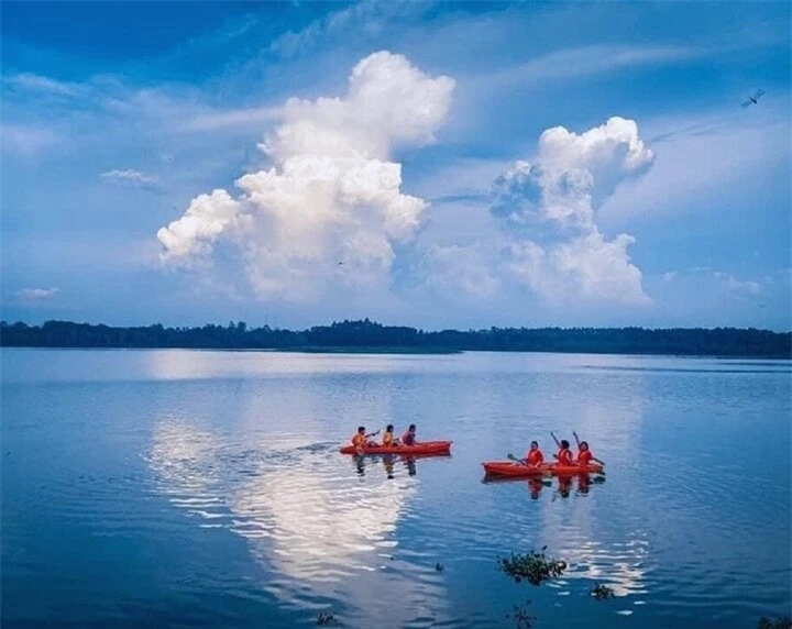 Chèo thuyền sup hoặc thuyền thiên nga là một trong những trải nghiệm du khách không thể bỏ qua khi đến đây.