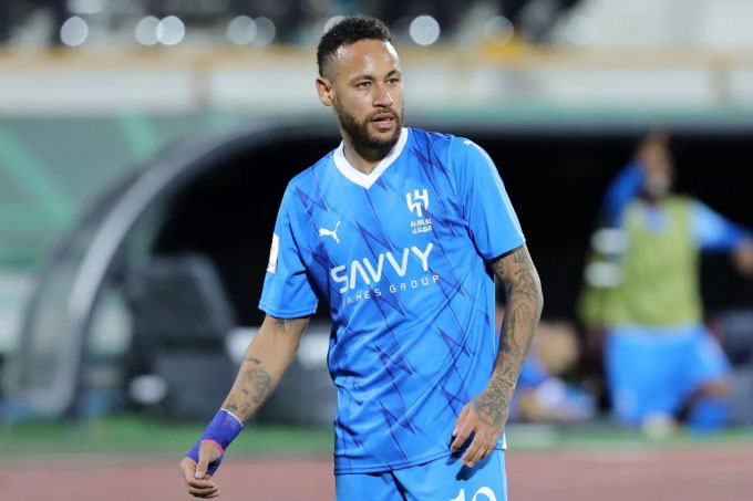 Sao bóng đá “hết thời” ở tuổi 32: Lương 2.700 tỷ nhưng cả năm không đá trận nào, bạn gái chia tay gấp vì quá chán nản