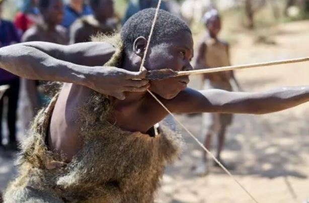 Bộ tộc săn bắn cuối cùng trên thế giới: 10 tuổi có thể bắn nhím, vẫn giữ thói quen 10.000 năm trước