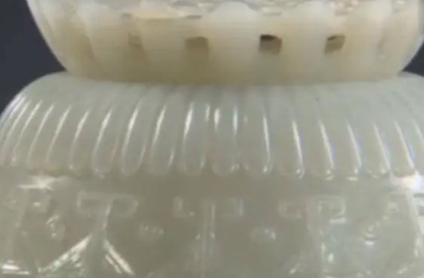 Chuyên gia hoảng hốt khi cầm bát cũ của cậu bé đến giám định, kích thước lòng bàn tay nhưng giá trị hàng trăm triệu