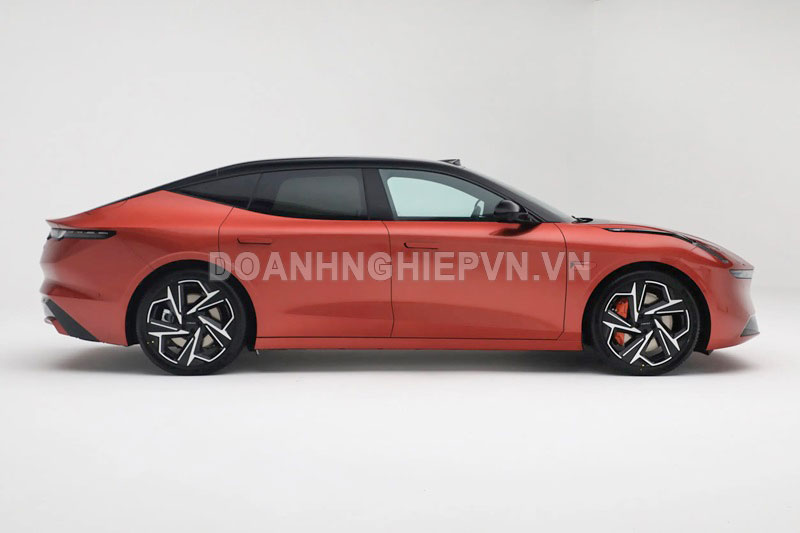 Hãng xe vừa vào Việt Nam giới thiệu ôtô điện công suất 789 mã lực, phạm vi hoạt động 806km, sạc 15 phút di chuyển 573 km, giá hơn 700 triệu đồng