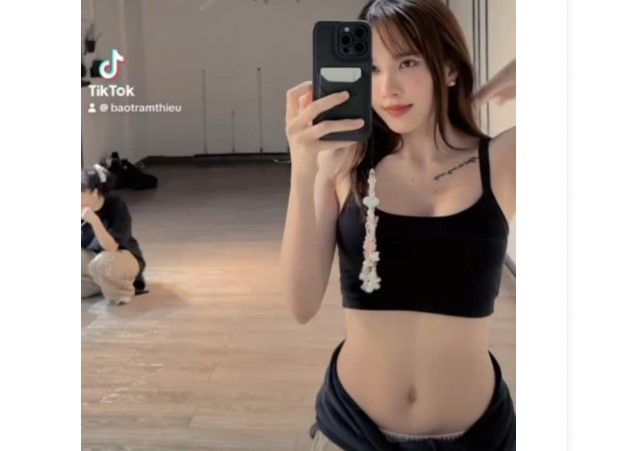 Thi&#x1EC1;u B&#x1EA3;o Tr&#xE2;m khoe c&#x1A1; b&#x1EE5;ng n&#xE9;t c&#x103;ng v&#xE0; ti&#x1EBF;t l&#x1ED9; gi&#x1EA3;m c&#xE2;n th&#xE0;nh c&#xF4;ng, l&#xEA;n ti&#x1EBF;ng gi&#x1EA3;i th&#xED;ch v&#x1EC1; g&#x1B0;&#x1A1;ng m&#x1EB7;t kh&#xE1;c l&#x1EA1;