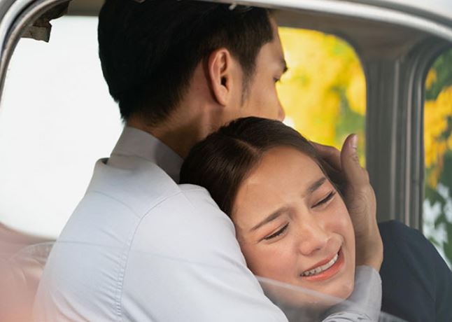 Cầm trên tay kết quả khám bệnh, chưa biết nói với vợ thế nào, chồng 'chết đứng như Từ Hải' khi vợ ném cho tờ giấy siêu âm thai