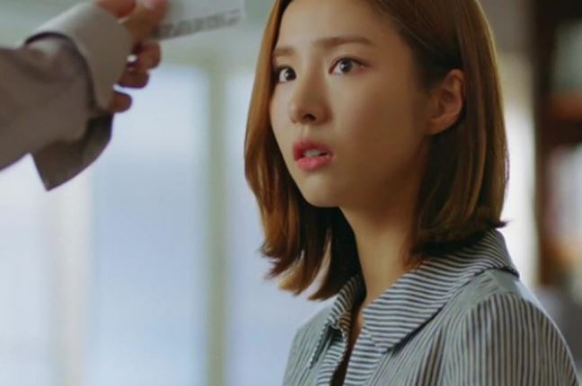 Dọn dẹp phòng của mẹ chồng, lột bao gối đi giặt, tôi bủn rủn tay chân khi nhìn thấy tập giấy này, cùng tiết lộ 'bí mật động trời'