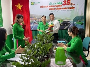 Lái xe Mai Linh trả lại gần 50 triệu đồng hành khách chuyển nhầm