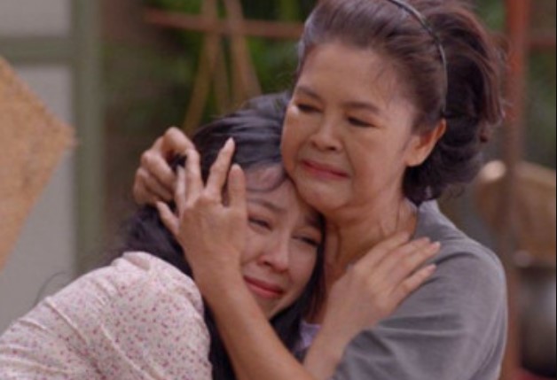 Mẹ chồng cũ bất ngờ trao món quà khiến tôi không cầm được nước mắt trong ngày tái hôn