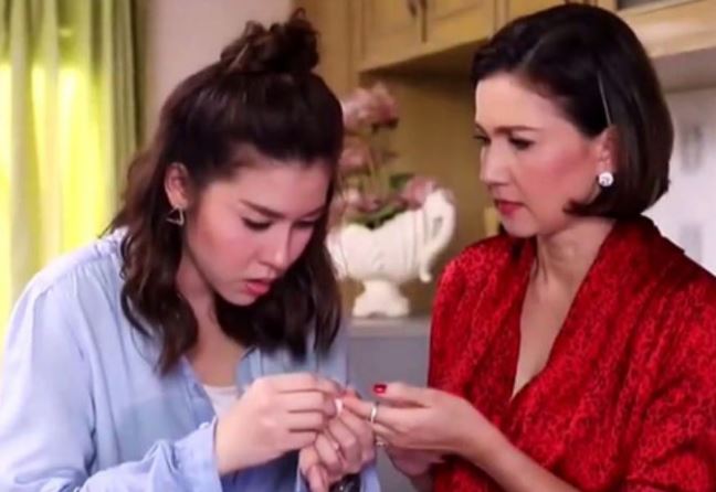 Nghe lục đục dưới bếp, con dâu lao tới tưởng kẻ trộm nhưng rồi bật khóc nức nở trước cảnh tượng khi ánh đèn bật lên