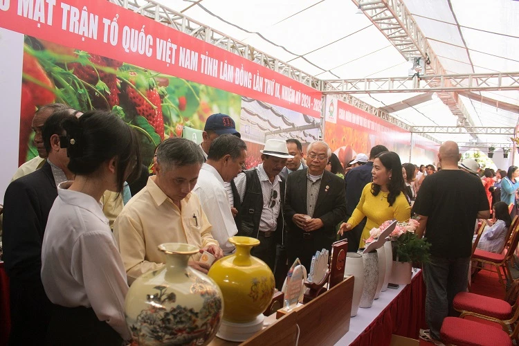 Các sản phẩm quà tặng đại hội, quà tặng cơ quan, doanh nghiệp của Công ty Tinh Hoa Việt Đà Lạt thu hút sự quan tâm của các đại biểu.