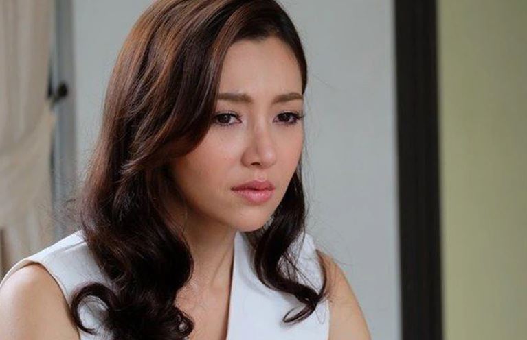 Về nhà khuya, tôi đau xót khi thấy chồng kiệt sức bế con trên tay