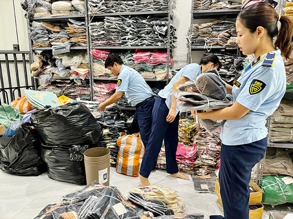 Đà Nẵng: Liên tiếp phát hiện các kho hàng kinh doanh quần áo may sẵn nhập lậu