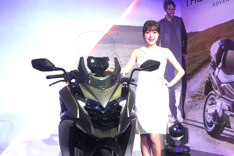 Thao thức trước vẻ đẹp của mỹ nhân bên xe tay ga