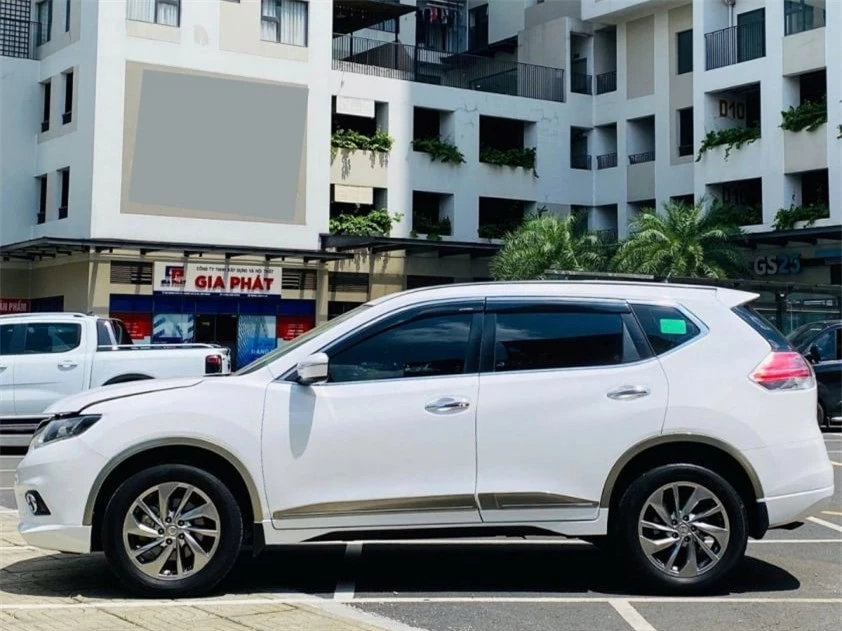 Hàng hiếm Nissan X-Trail 2018 lăn bánh 6 năm trượt giá ngang một chiếc Mitsubishi Xforce 513858