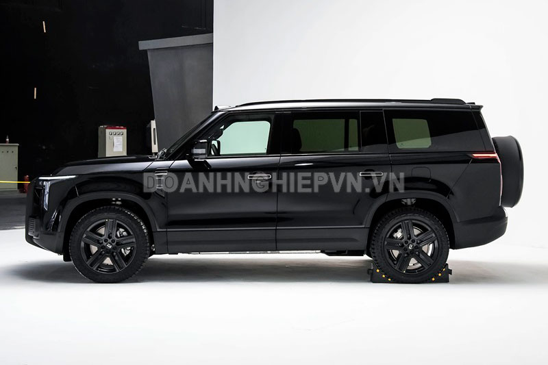 SUV địa hình thiết kế hầm hố, công suất 476 mã lực, di chuyển 215 km không cần xăng, giá gần 1 tỷ đồng