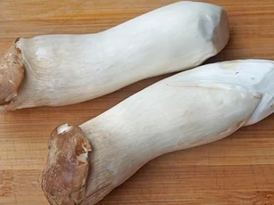 Mua nấm đùi gà có phải chọn cây dài và to sẽ ngon hơn? Người trồng nấm chia sẻ: để chọn được cây nấm ngon, không biến chất, bạn cần để ý đến 3 điểm này