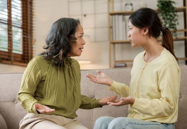 Mẹ chồng hay vay tiền nhưng lại không trả, nàng dâu cao tay liền nghĩ ra kế hay khiến bà phải mở két hoàn tiền