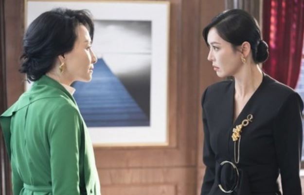 Vừa rời khỏi quán ăn, bất ngờ bị cô gái lạ tát tới tấp trên phố, tôi bàng hoàng phát hiện sự thật không tưởng đằng sau