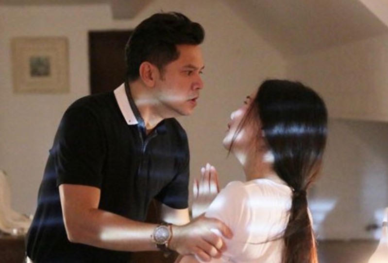 Tôi nói trêu vợ: 'Anh đã xét nghiệm và biết thằng bé không phải con anh rồi', không ngờ vợ tôi lập tức quỳ xuống, khóc lóc rồi xin lỗi