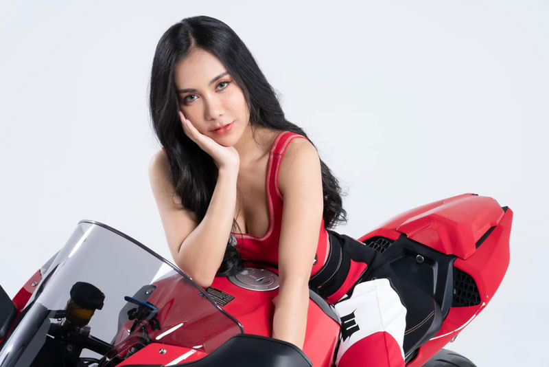 Vẻ gợi cảm của nữ biker hàng đầu Thái Lan 