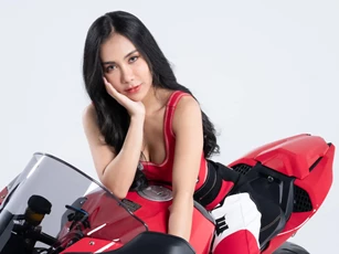 Vẻ gợi cảm của nữ biker hàng đầu Thái Lan
