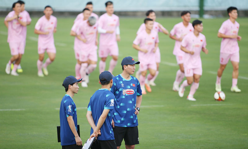 Ch&#x1EDD; HLV Kim Sang-sik t&#x1EA1;o n&#xEA;n nh&#x1EEF;ng &#x111;i&#x1EC3;m m&#x1EDB;i &#x1EDF; &#x110;T Vi&#x1EC7;t Nam