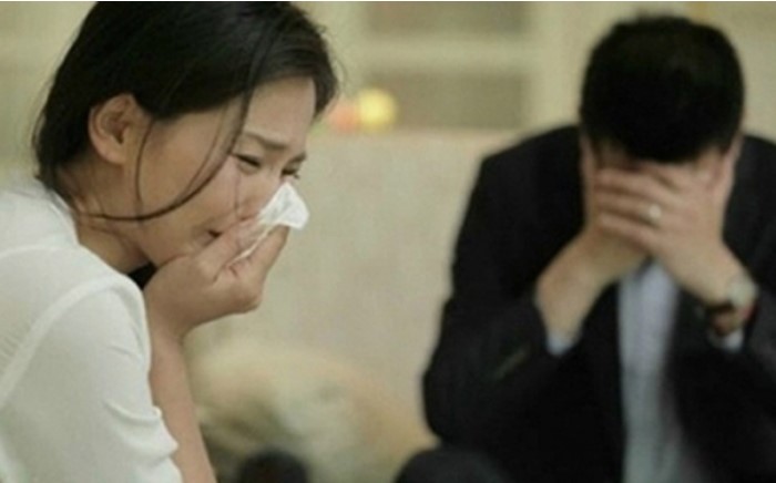 Sự thật chết lặng đằng sau tin báo vợ đang bế con ngồi quán rượu