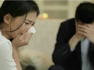 Sự thật chết lặng đằng sau tin báo vợ đang bế con ngồi quán rượu