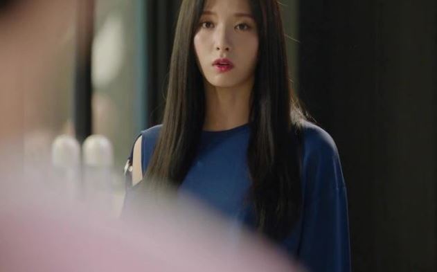 Gái ế làm mình làm mẩy khi bị ép đi xem mắt, nhưng vừa thấy đối tượng mai mối thì đỏ mặt ‘đứng hình’ khi nghe giọng nói quen thuộc phía sau