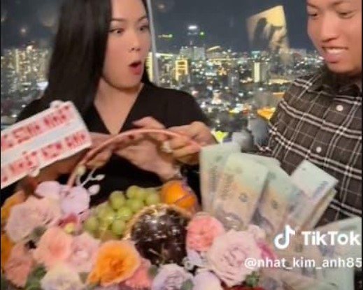 Nhật Kim Anh giật mình khi được tặng quà sinh nhật nửa tỷ