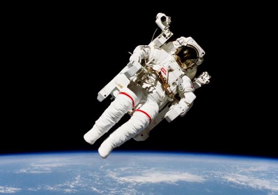 Các phi hành gia đi vệ sinh như thế nào trong không gian? Chất thải sẽ thải đi đâu?