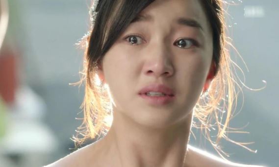 Bước ra tòa ly hôn, chồng vung tay ném mạnh cái ba lô đen xì vào người tôi rồi bỏ đi, mở ra xem thứ bên trong mà tôi bàng hoàng chết lặng