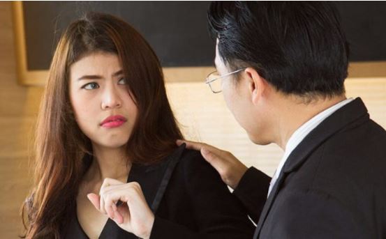 Vô tình đi ngang nhà chồng cũ, anh ấy bất ngờ lao ra chặn xe lại rồi dúi vào tay 1 thứ khiến tôi ngỡ ngàng, tay chân run rẩy