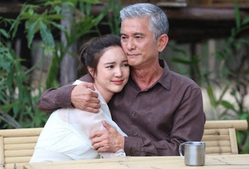 Bước ra khỏi tòa án, tôi nghẹn đắng khi thấy bố cầm ly trà sữa đứng đợi dưới cái nắng chói chang