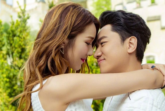 Hoa h&#x1EAD;u c&#x1B0;&#x1EDB;i &#x27;ch&#xFA; l&#xF9;n&#x27; k&#xE9;m s&#x1EAF;c v&#x1EDB;i h&#xF4;n l&#x1EC5; 6 t&#x1EF7;, t&#x1EEB;ng kh&#x1ED5; s&#x1EDF; v&#xEC; &#x27;h&#x1EE3;p &#x111;&#x1ED3;ng c&#x1EA5;m y&#xEA;u&#x27;