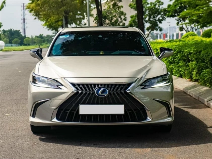 Lăn bánh 3 năm, xe sang Lexus ES 300h 'lướt' chào bán với giá khó tin