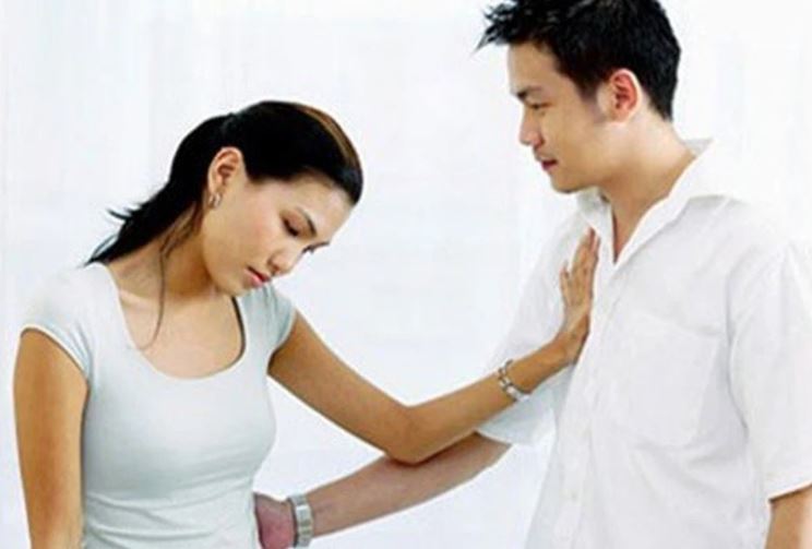 Biết nguồn gốc số tiền chồng đưa để trả nợ, tôi đau đớn bật khóc hối hận