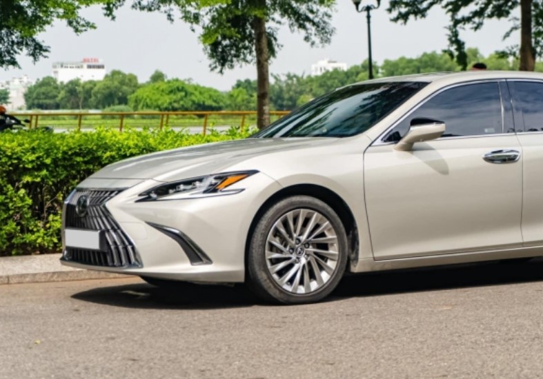 Xe hybrid Lexus ES 300h lăn bánh 3 năm chào bán với giá khó tin