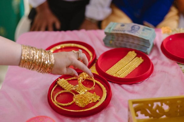 Mang 20 cây vàng nhà chồng tặng ngày cưới đi bán mới phát hiện hóa ra toàn đồ giả