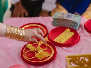 Mang 20 cây vàng nhà chồng tặng ngày cưới đi bán mới phát hiện hóa ra toàn đồ giả