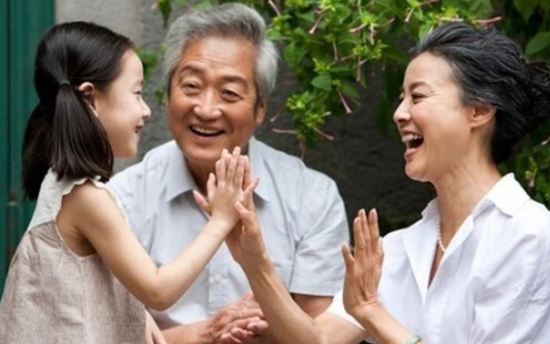 Mẹ nằm liệt giường, 6 con gái tranh nhau chăm sóc: Ai cũng tưởng bà có "của ăn của để", tìm hiểu sự thật liền rưng rưng nước mắt