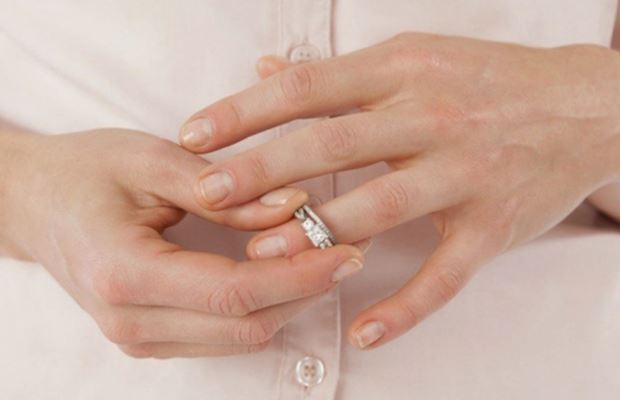 Ngày đính hôn, tôi quyết định trả nhẫn trong sự kinh ngạc của mọi người