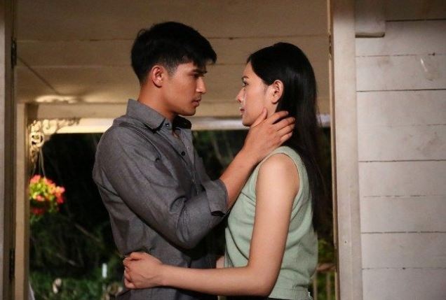 Thường xuyên than khó khăn để vợ tằn tiện trong chi tiêu, hôm trở về nhà giặt đồ, tôi ngẩn người khi nhìn những thứ trong tủ quần áo